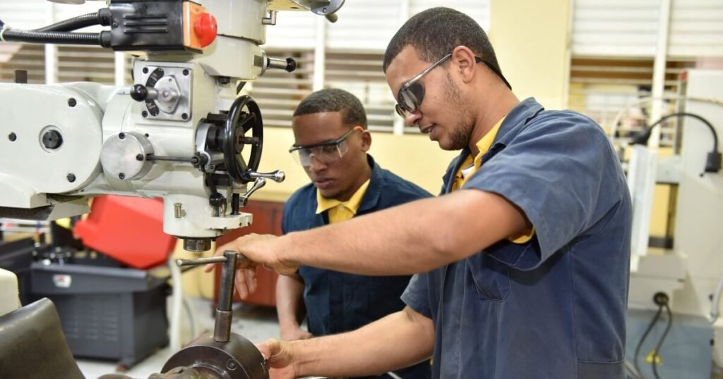 La manufactura dominicana desacelera en abril y vuelve a poner el foco en su desempeño: en contexto