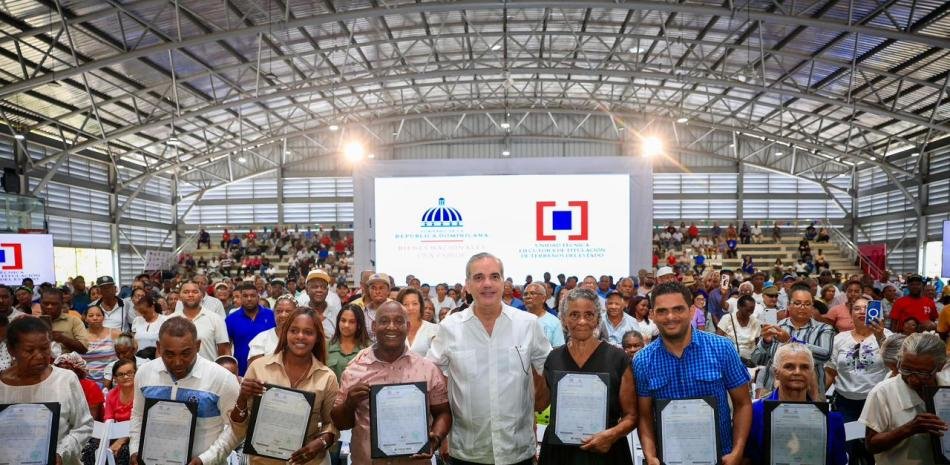 Abinader encabeza en el Gran Santo Domingo una jornada de títulos, techados y remozamientos: en contexto