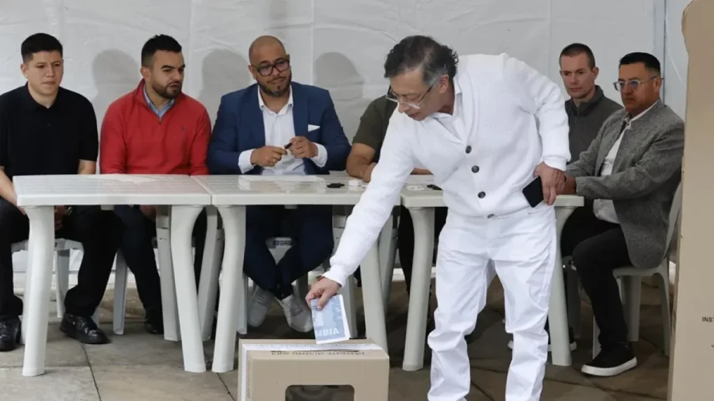 Petro vota en la elección que definirá a su sucesor y responde a críticas sobre su permanencia en el poder