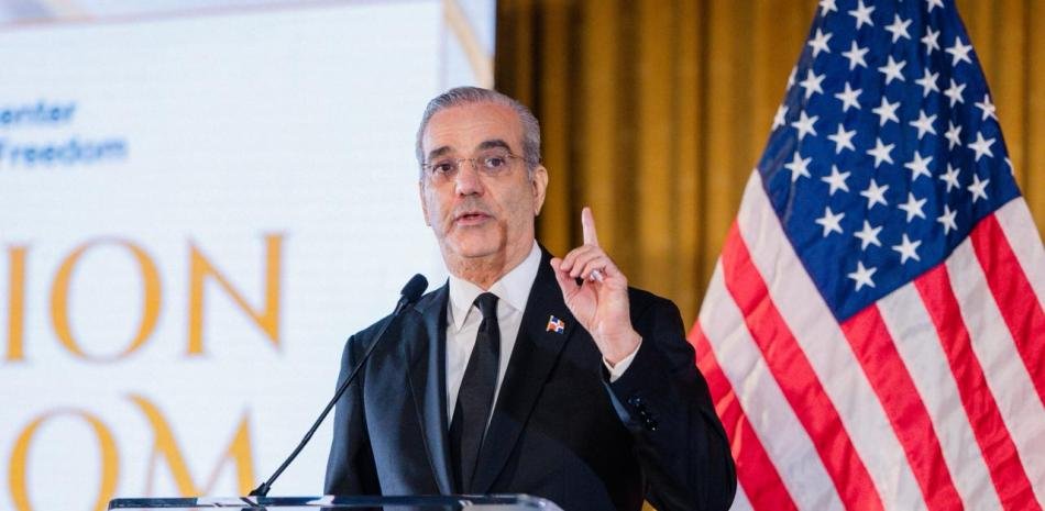 Abinader advierte sobre los riesgos para la democracia al recibir reconocimiento en la FIU
