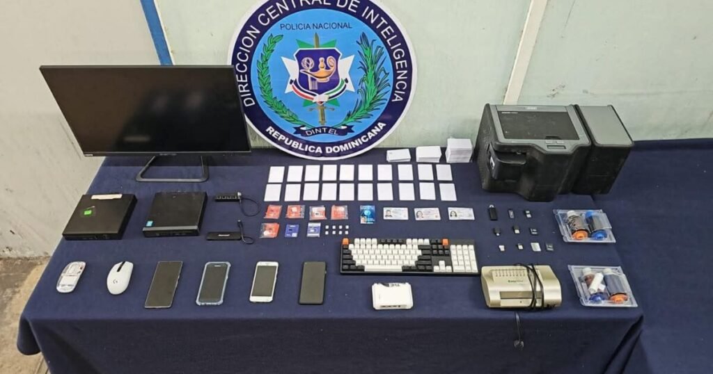 Operativo en Santiago destapa red de falsificación documental y fraude con datos personales