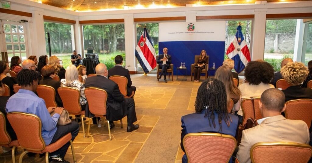 Abinader se reúne en Costa Rica con dominicanos residentes y reafirma su gestión: en contexto