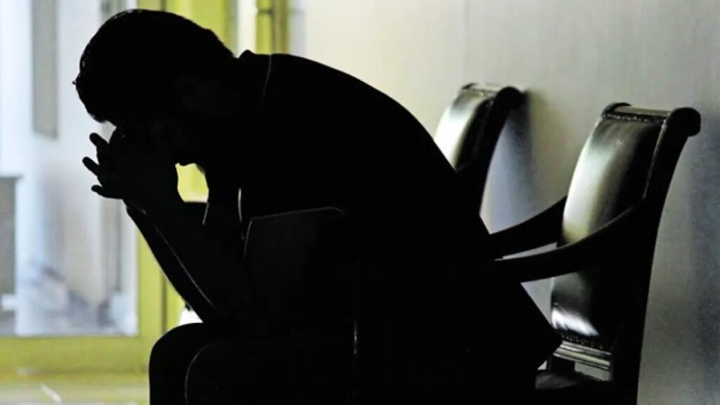 Líneas de ayuda regresan al foco público tras casos de violencia y suicidio que impactan al país