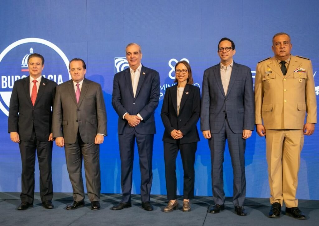 Abinader presenta permiso digital para menores y vuelve a poner bajo la lupa la deuda estatal con los trámites