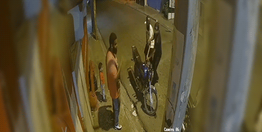 Robo de motocicleta frente a un niño en SDE reaviva reclamos por la falta de vigilancia