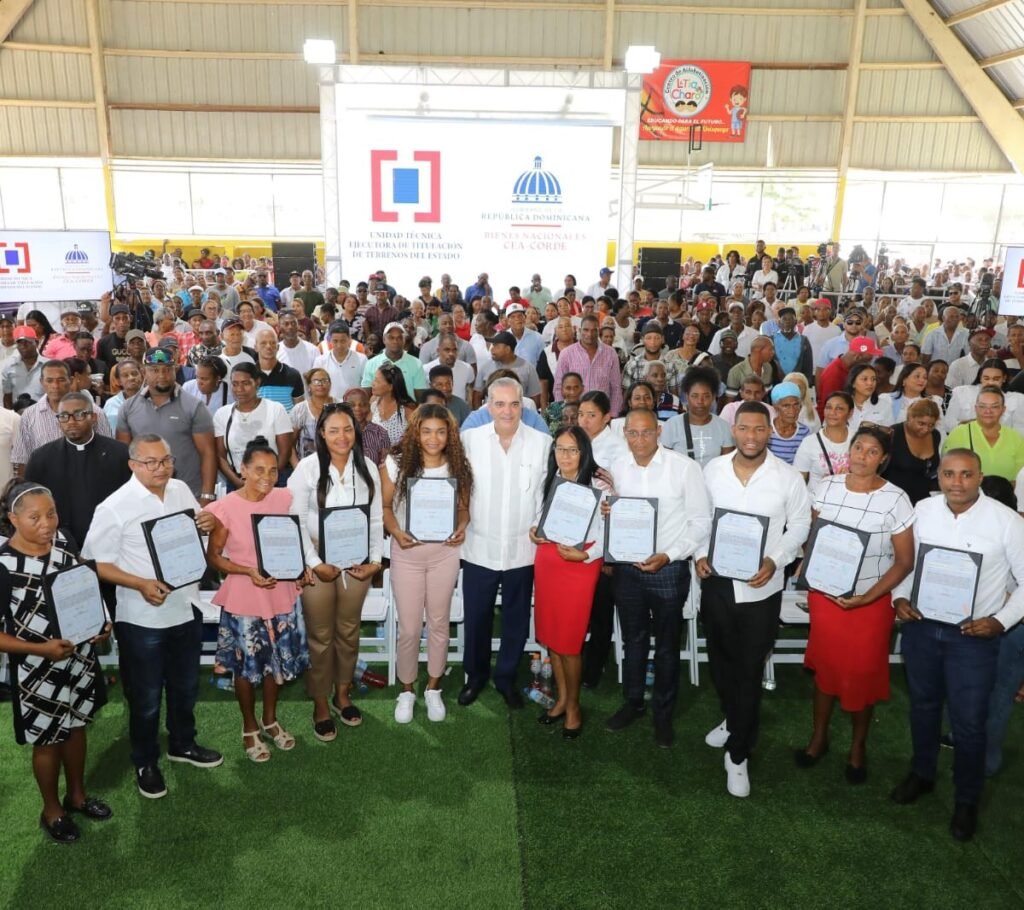 Abinader agenda actos en el GSD con títulos de propiedad, techados escolares y remozamiento de instalaciones: en contexto