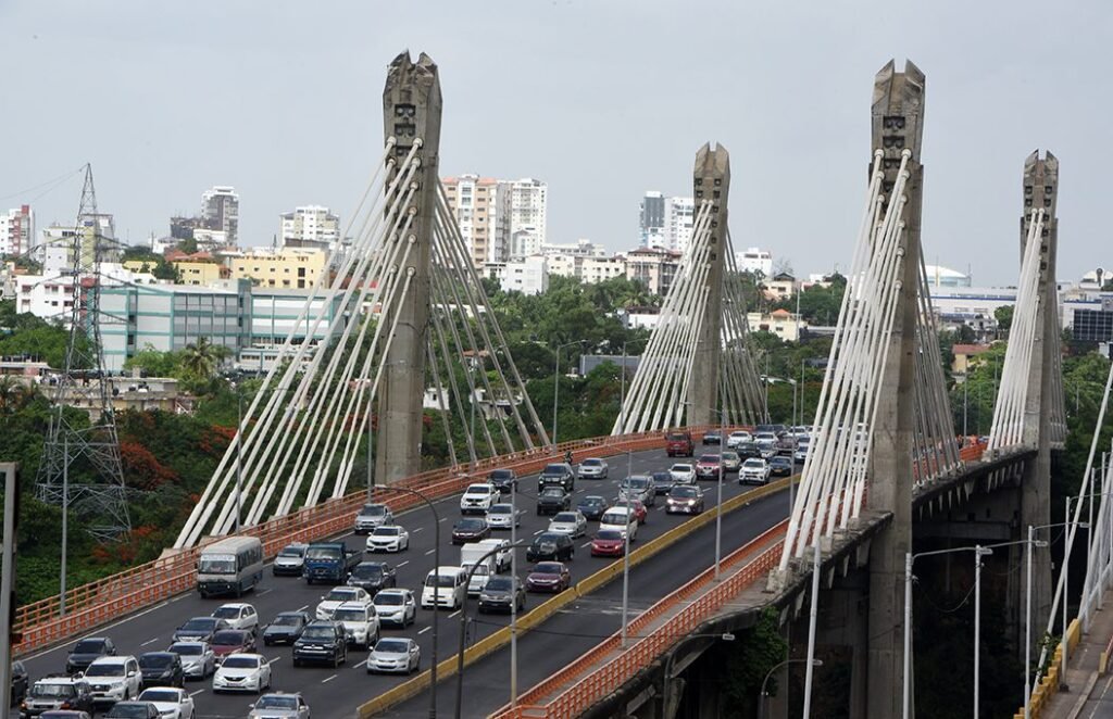 Dos horas de tensión en el puente Juan Bosch tras un presunto robo en Maquiteria