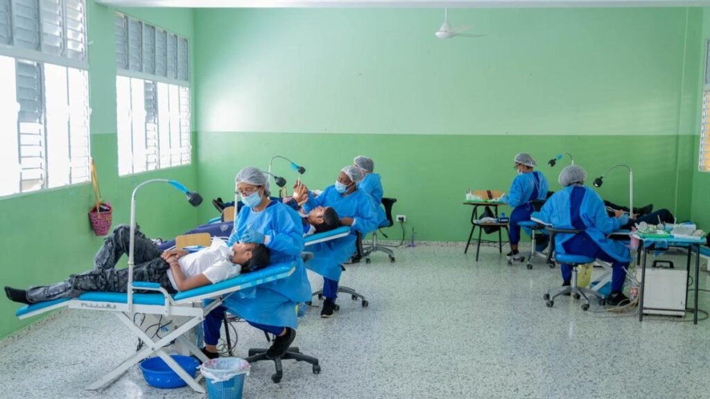 Más de 650 alumnos reciben atención médica en La Vega y se enfatiza el peso de la salud escolar