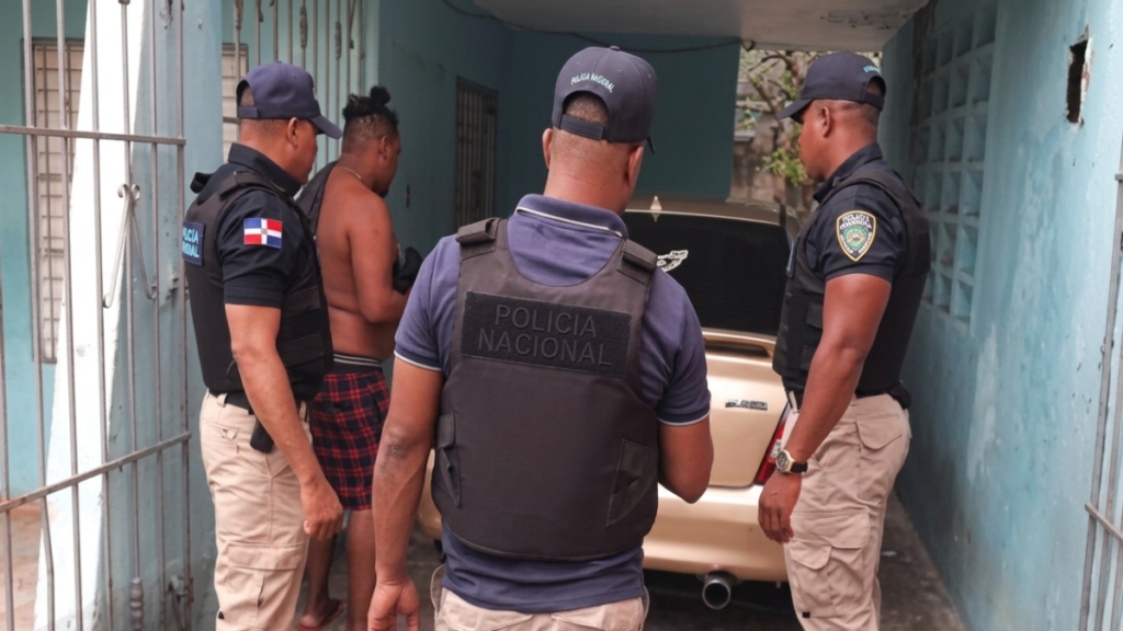 Allanamientos por fraude bancario de RD$305 millones reavivan dudas sobre controles y vigilancia