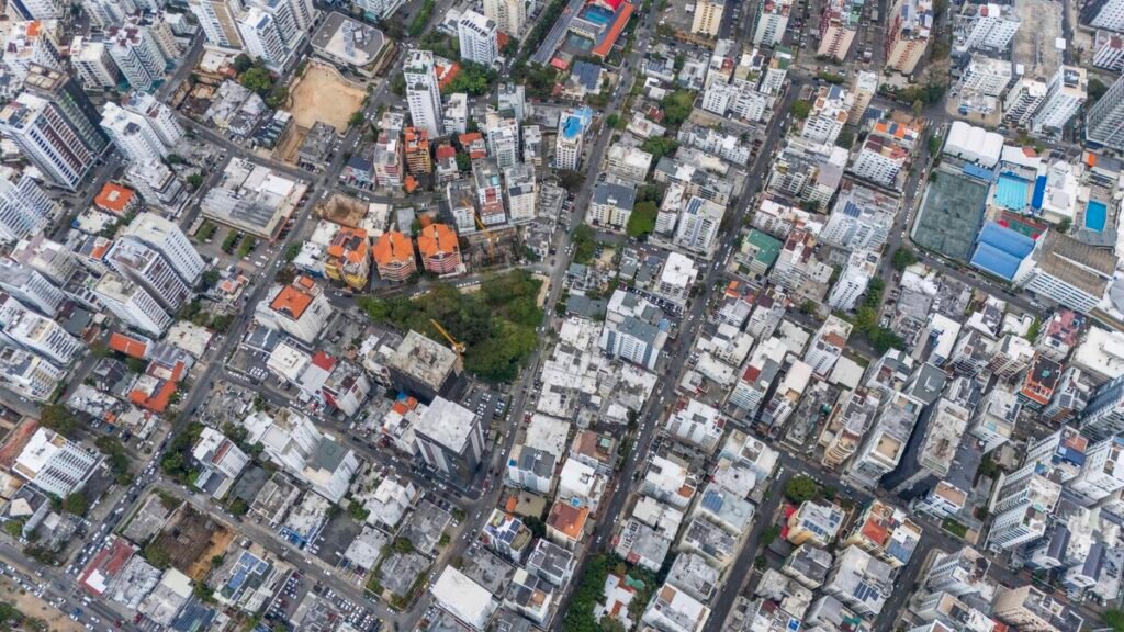 Menos áreas verdes y más torres agravan el desequilibrio urbano en Santo Domingo: en contexto