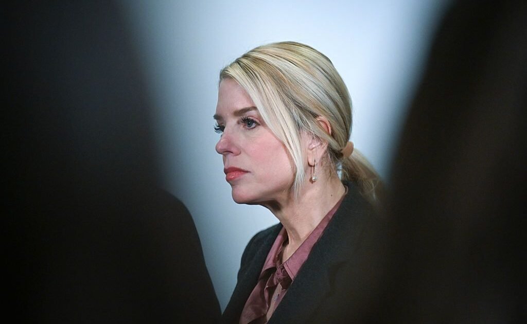 Bondi esquiva preguntas sobre Trump en la pesquisa del caso Epstein y crecen las críticas en el Congreso