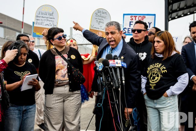 Espaillat denuncia condiciones “inhumanas” en un centro migratorio de Nueva Jersey