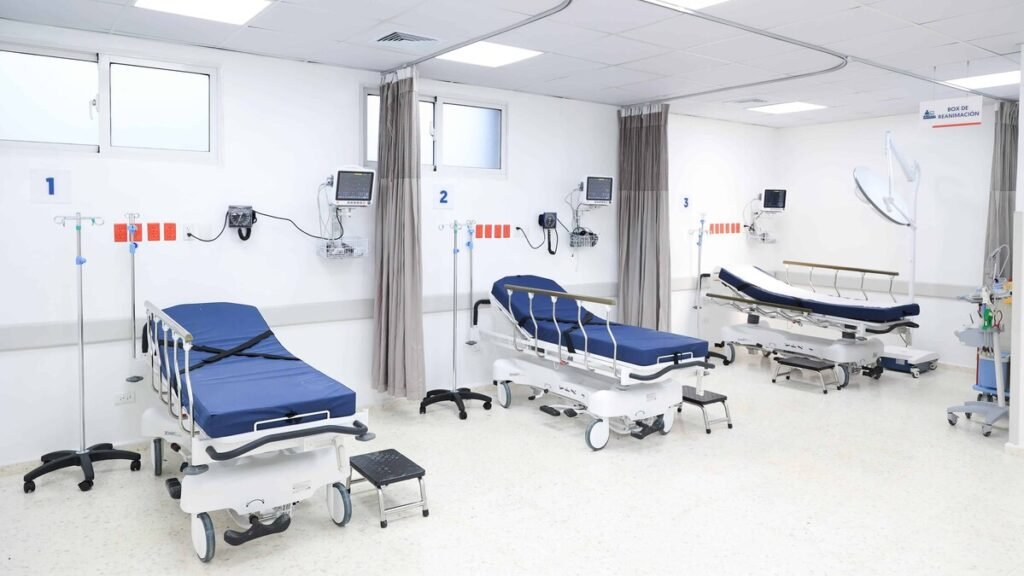 Abinader inaugura mejoras en hospital de La Victoria y mantiene pendientes obras viales: en contexto