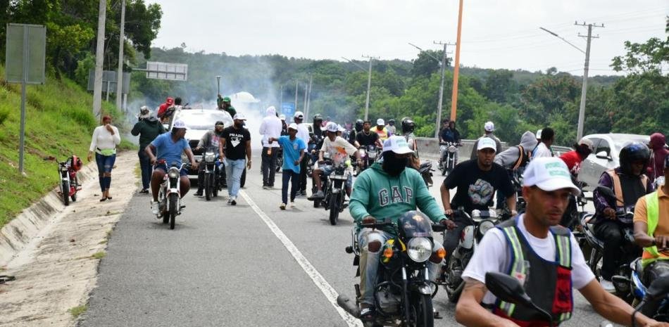 Policía dispersa con gases una marcha autorizada en Pedro Brand y abre cuestionamientos sobre actuación oficial