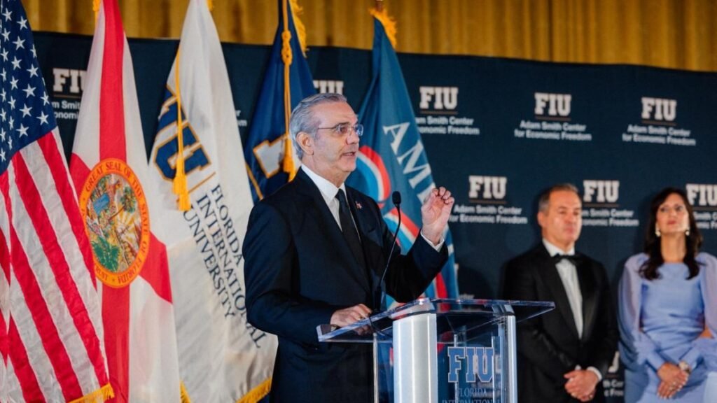 Abinader vuelve a Santo Domingo tras una visita a Miami con agenda académica e institucional
