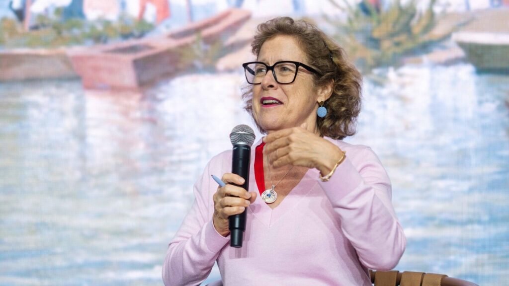 Berna González Harbour ve en la novela negra un espejo de abusos y crisis sociales