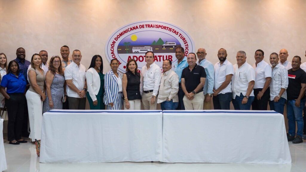 Acuerdo entre Rainieri y Adotratur facilitará traslado de estudiantes a espacio cultural
