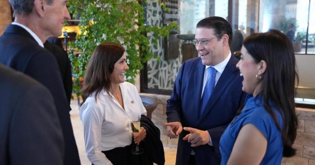 Gobierno muestra a diplomáticos el repunte de la inversión y la presión por resultados tangibles