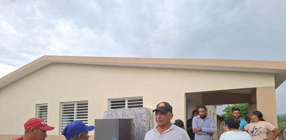 Gobernación de Dajabón entrega casa a familia que perdió la que levantaba el Gobierno por un ventarrón
