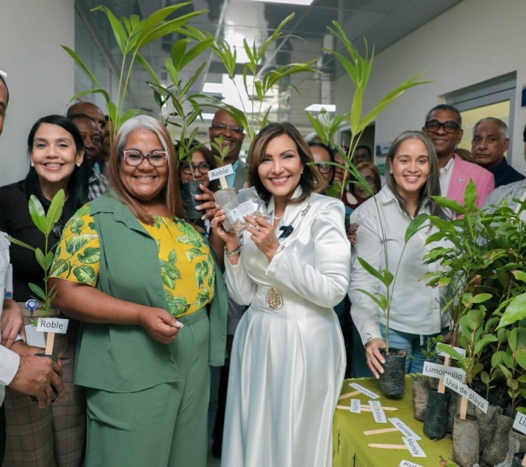 Gabinete de Política Social entrega más de 200 plantas a colaboradores por el Día Mundial del Medioambiente