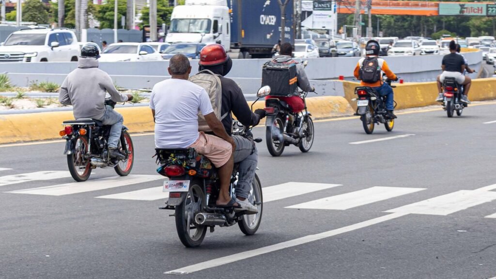 Casco sigue sin usarse en pasajeros de motocicletas pese a la ley vigente en el Gran Santo Domingo