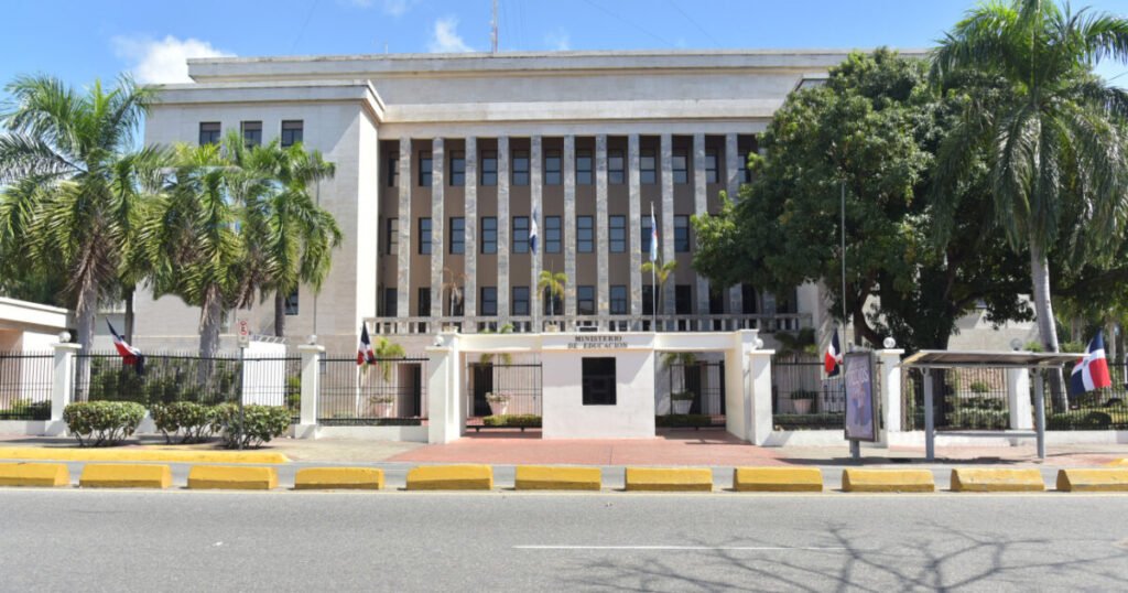 MINERD remite a comisión de la Ley 16-26 la decisión sobre pagos por mantenimiento escolar