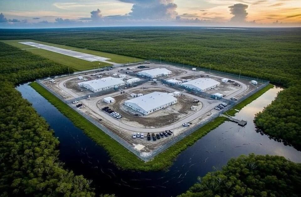 Cierran por riesgo de huracanes el centro migratorio de Florida que costaba un millón de dólares al día