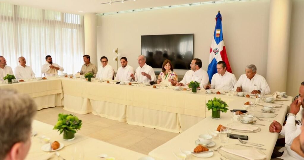 Abinader participa en desayuno con empresarios del acero en Santiago y se mantiene el foco en resultados concretos