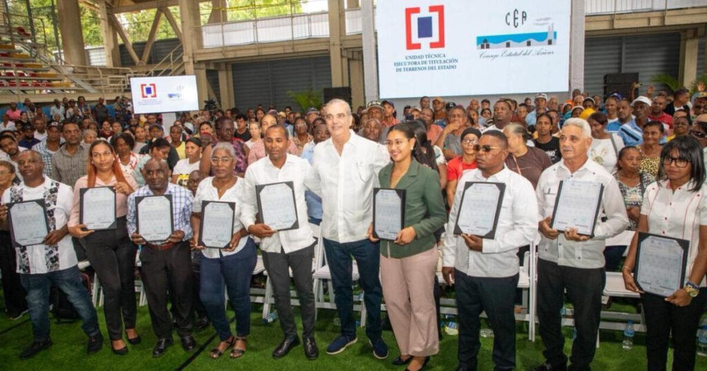 Abinader entrega 1,099 títulos en Santo Domingo y pone de relieve la deuda de regularización pendiente