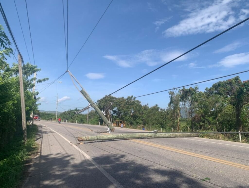 Falla en Montellano deja sin luz a gran parte del municipio y complica el paso por la vía Puerto Plata–Sosúa