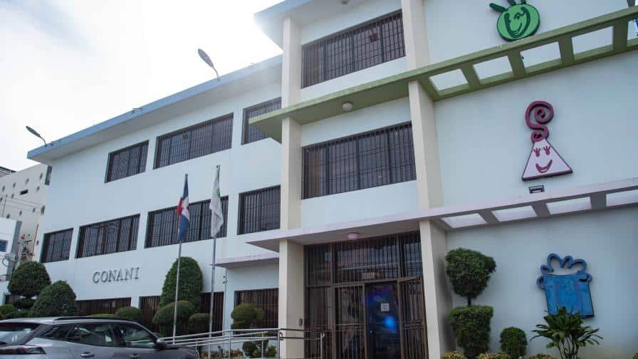 Madre de una menor investigada denuncia fallas de notificación y vigilancia en caso bajo tutela de Conani