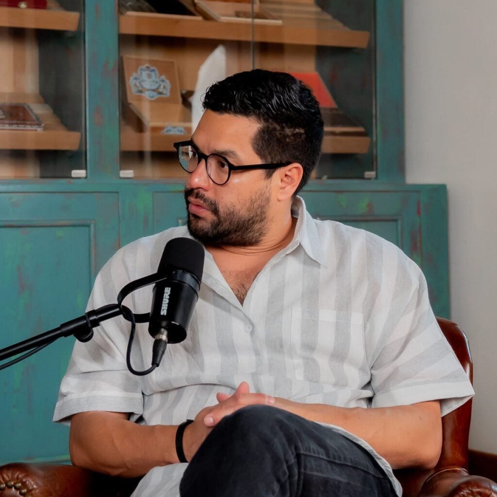 Más de 50 periodistas salvadoreños salen al exilio y El Faro vuelve a poner el foco en la vigilancia del poder