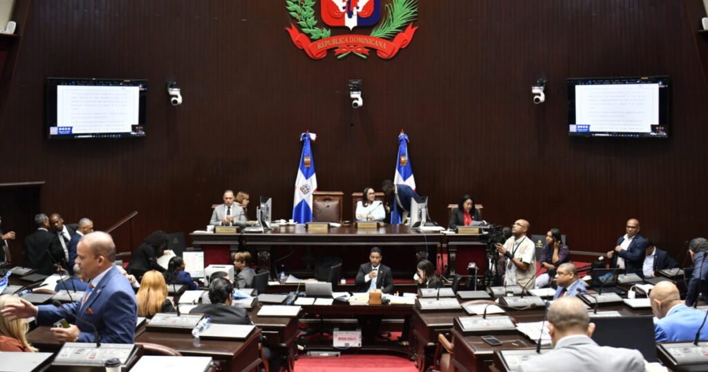 Abinader convierte en ley el plan anticrisis con la oposición fuera de juego