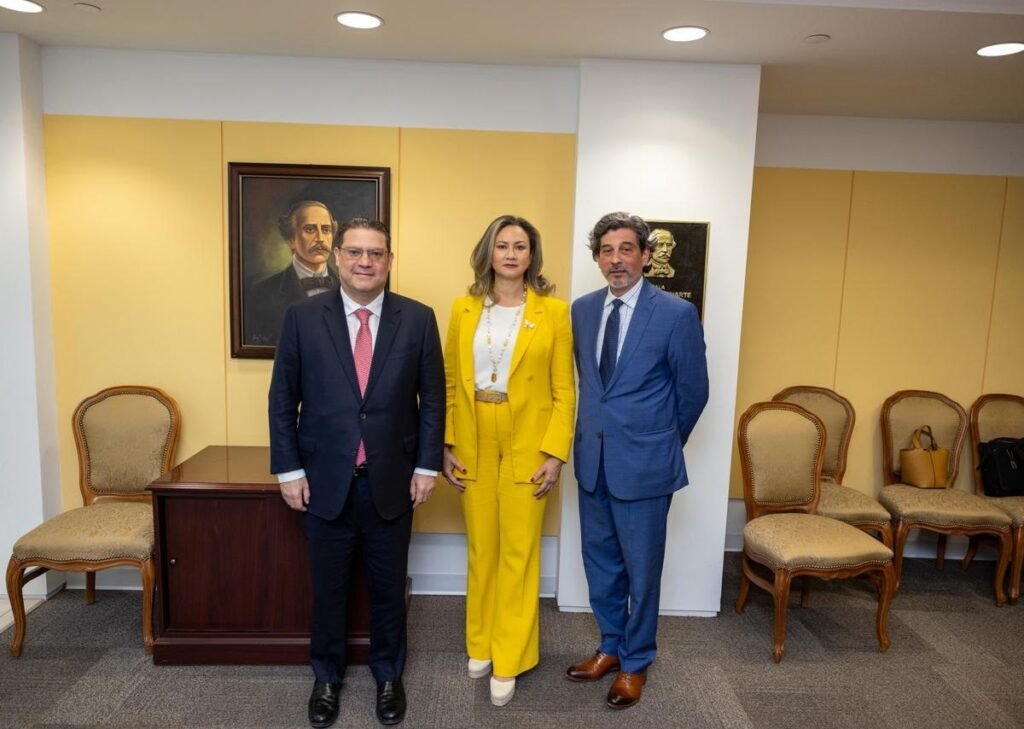 MICM y The Trust for the Americas lanzan piloto de IA para 50 pymes con foco en modernización del sector