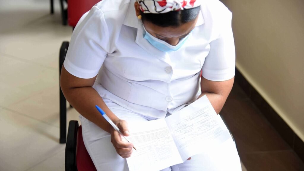 La falta de enfermeras agrava la presión sobre hospitales dominicanos y acelera la migración