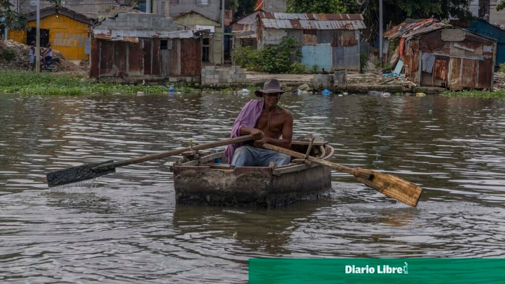 Cruzar el Ozama en yola expone el rezago que persiste en Santo Domingo