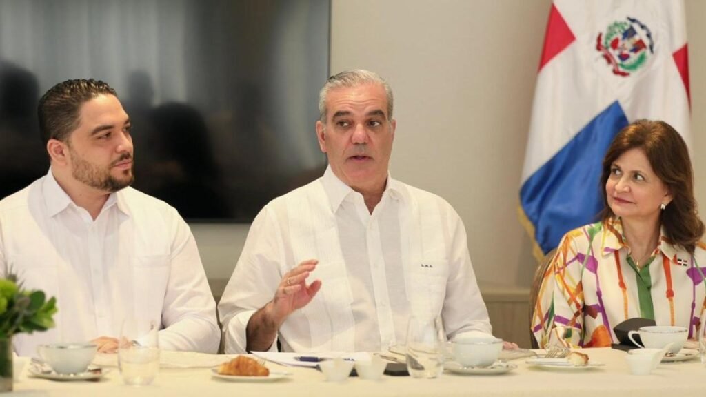Abinader lleva a la Residencia Presidencial agenda del acero en medio de promesas de mayor competitividad