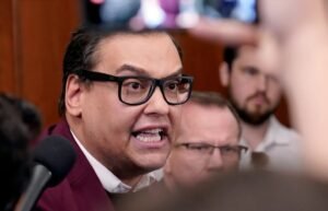George Santos queda bajo escrutinio tras una denuncia por operaciones sospechosas
