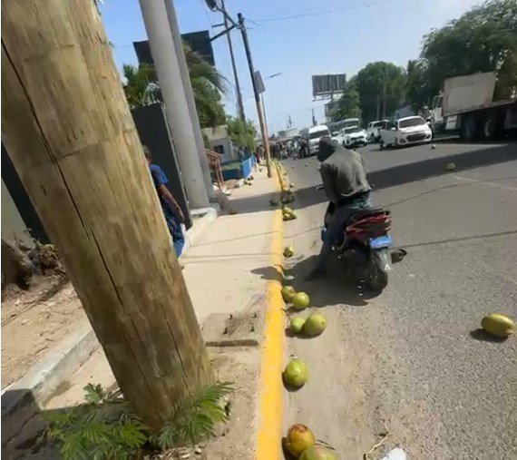 Camión de cocos se vuelca en el puente Higuamo y provoca tapón mientras quedan dudas sobre las causas