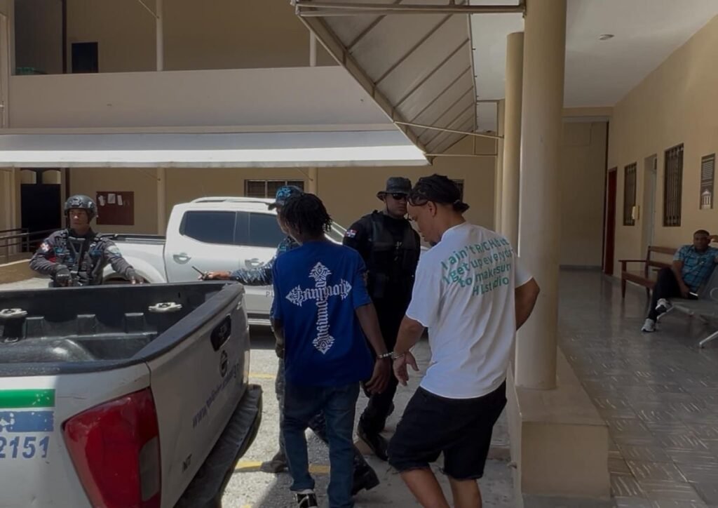 Ordenan prisión preventiva a dos acusados de homicidio tras su captura en Haití y disturbios en Barahona