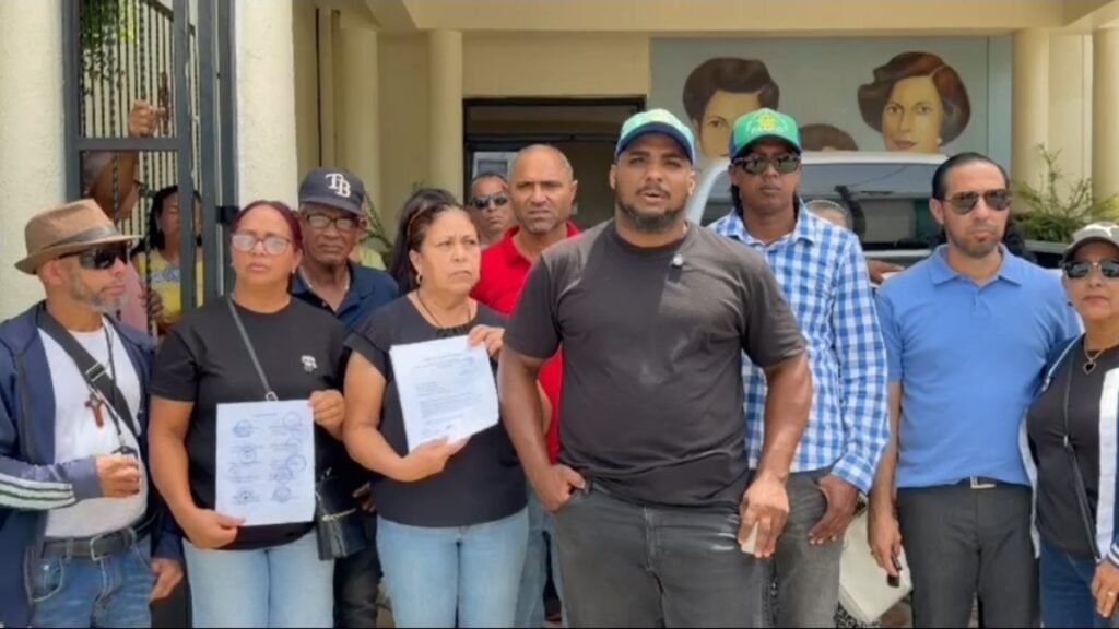Comunidades de Hermanas Mirabal escalan reclamos por obras y advierten huelga ante falta de respuesta oficial