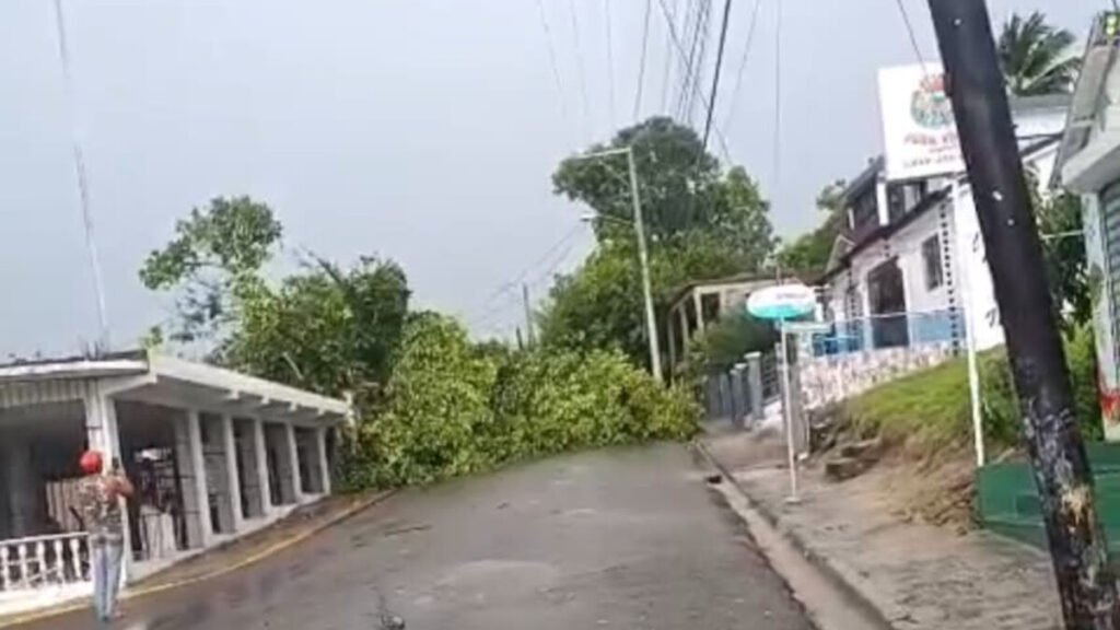 Loma de Cabrera queda con vías bloqueadas tras daños atribuidos a un fenómeno atmosférico