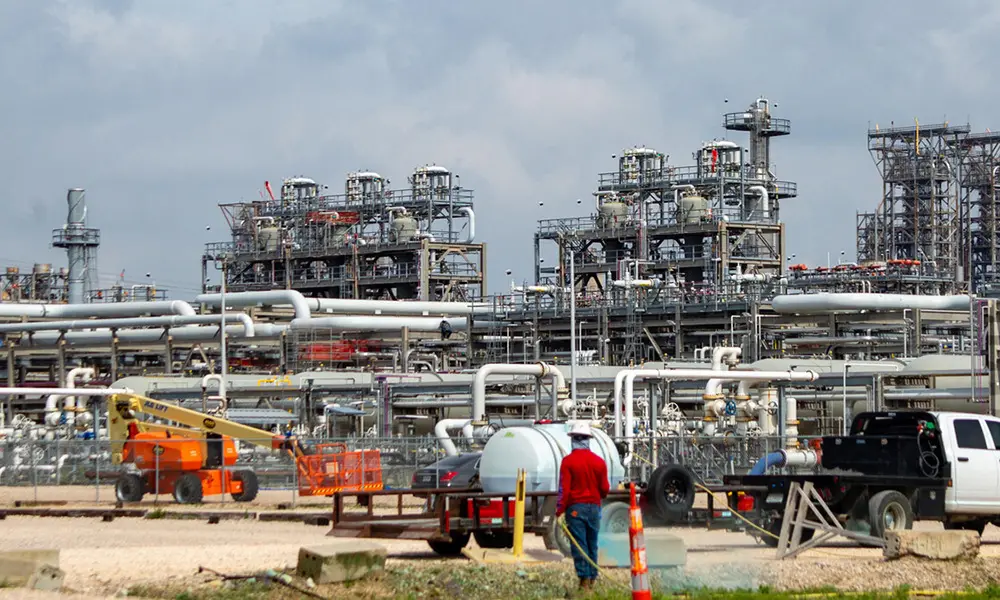 El WTI retrocede a 70.34 dólares y reaparece la presión sobre la gasolina