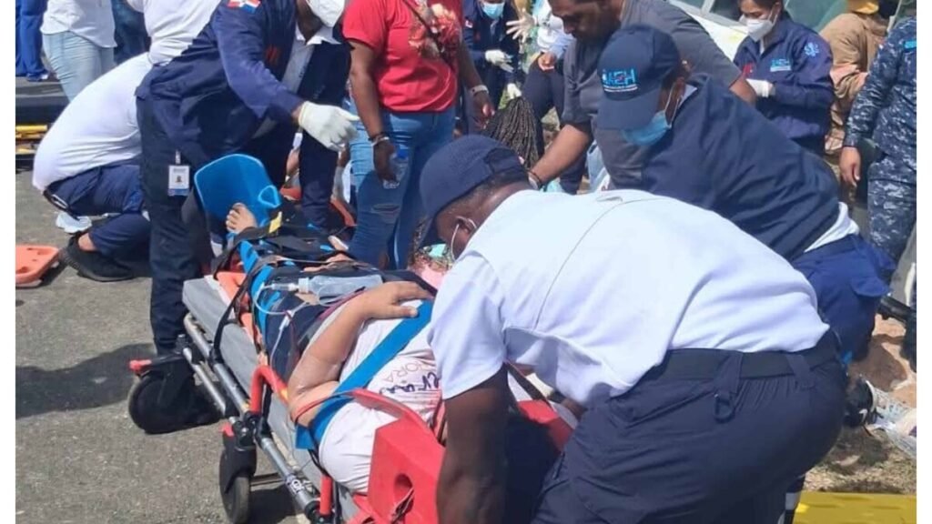 Minibús rumbo a actividad de Supérate se accidenta en Hato Mayor y deja 16 heridos