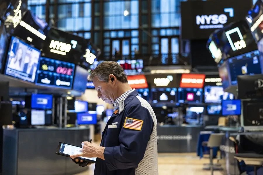 Wall Street arranca con tono mixto: el Dow gana 1,22 % y la tecnología pesa sobre el mercado