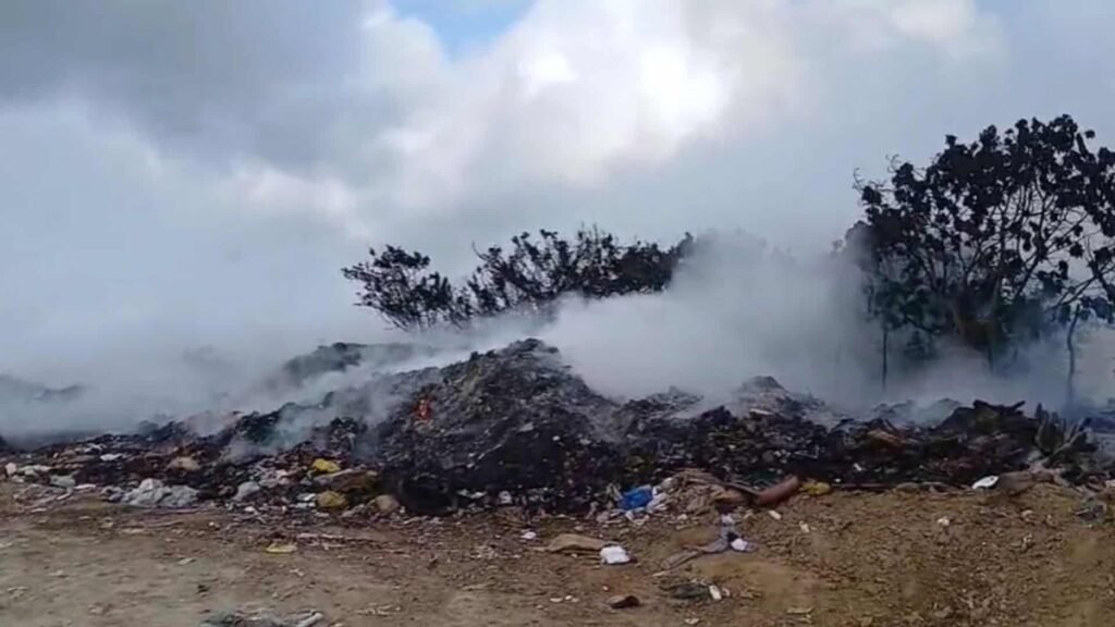 Fuego en vertedero de Juan López sigue activo y mantiene bajo presión el manejo de desechos en Moca