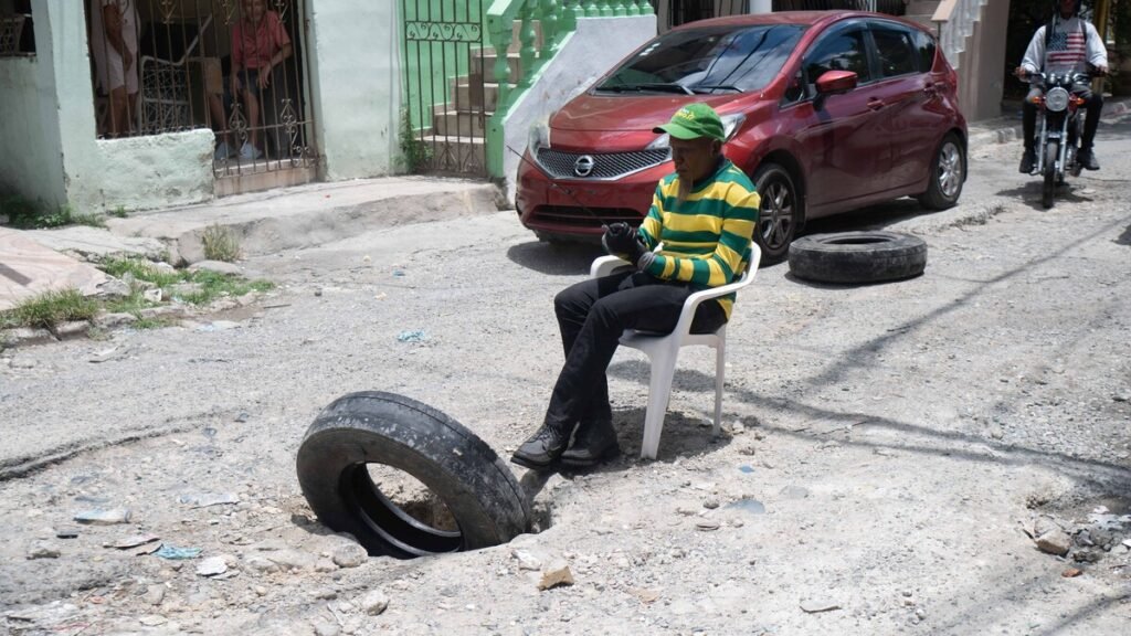 Vecinos colocan neumáticos ante el hundimiento y abandono de la calle Celestino Román