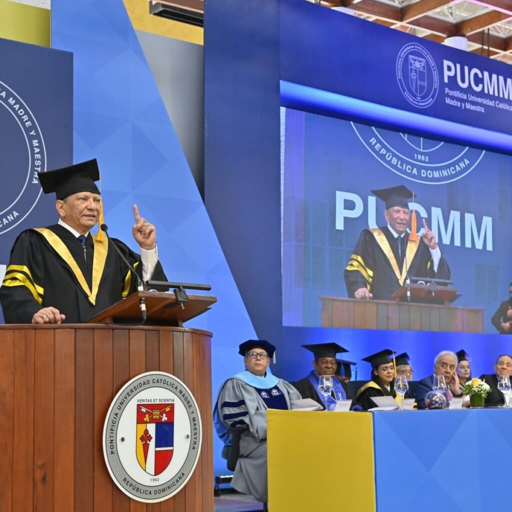 Aguilera exhorta a 1,149 graduados de la PUCMM a actuar con ética y resiliencia