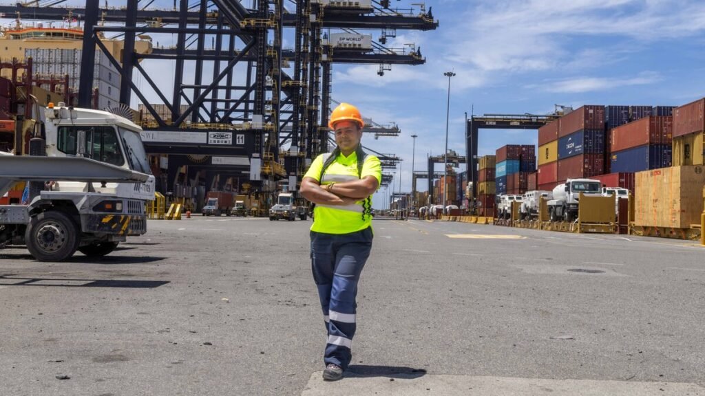 Claudia Medina, camionera de DP World, refleja las barreras que aún pesan sobre muchas trabajadoras