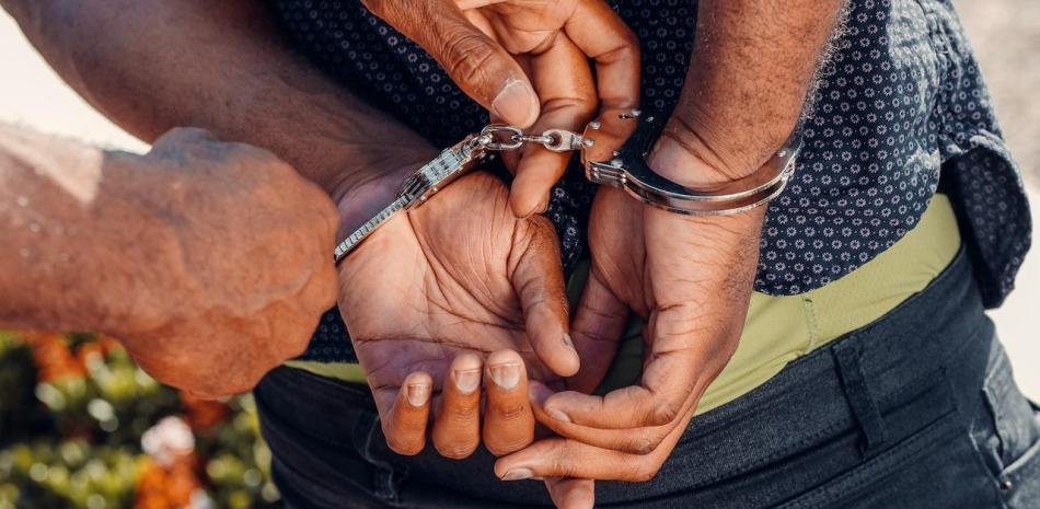 Inspector migratorio es arrestado por presunto soborno y se enciende una alerta sobre los controles en Punta Cana